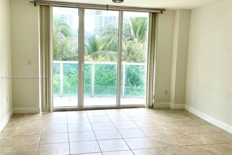 Condo in Miami, Florida, 1 bedroom  № 1944953 - photo 18