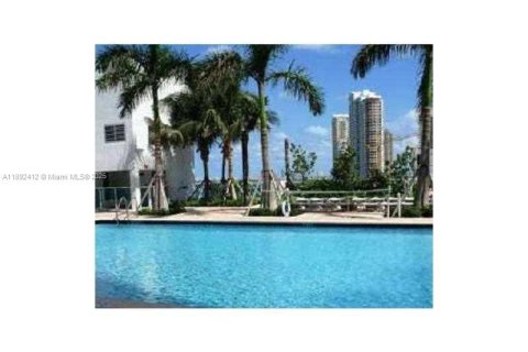 Condo in Miami, Florida, 1 bedroom  № 1944953 - photo 9