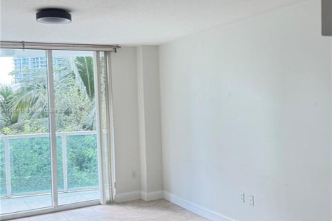 Condo in Miami, Florida, 1 bedroom  № 1944953 - photo 17