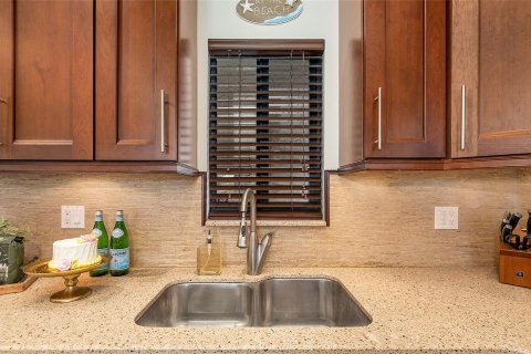Condo in Sarasota, Florida, 1 bedroom  № 1675071 - photo 16