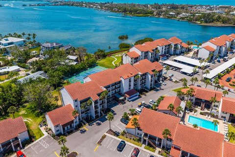 Condo in Sarasota, Florida, 1 bedroom  № 1675071 - photo 2