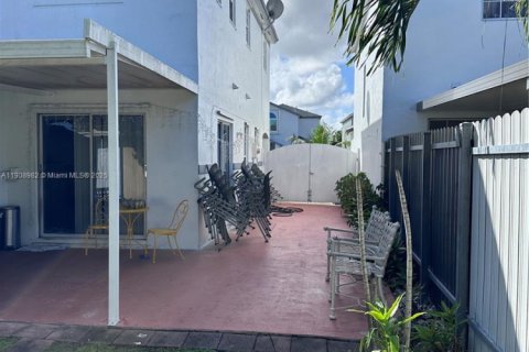 Casa en alquiler en Miami, Florida, 4 dormitorios, 155.61 m2 № 1964760 - foto 16