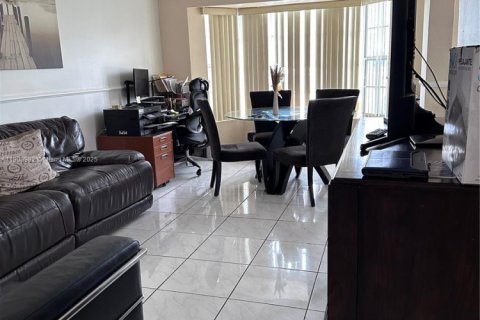 Casa en alquiler en Miami, Florida, 4 dormitorios, 155.61 m2 № 1964760 - foto 9