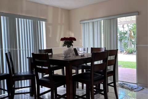 Casa en alquiler en Miami, Florida, 4 dormitorios, 155.61 m2 № 1964760 - foto 8