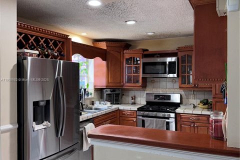 Casa en alquiler en Miami, Florida, 4 dormitorios, 155.61 m2 № 1964760 - foto 12