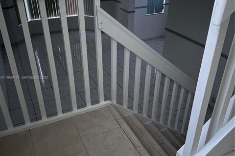 Casa en alquiler en Miami, Florida, 4 dormitorios, 155.61 m2 № 1964760 - foto 24