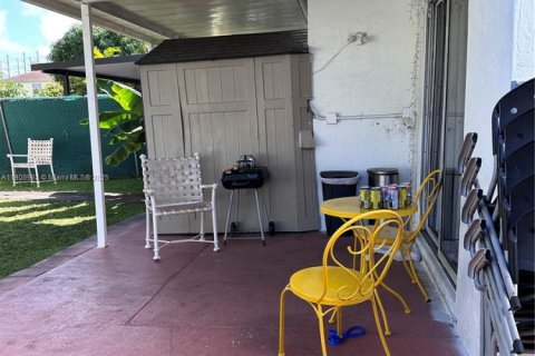 Casa en alquiler en Miami, Florida, 4 dormitorios, 155.61 m2 № 1964760 - foto 14