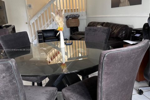 Casa en alquiler en Miami, Florida, 4 dormitorios, 155.61 m2 № 1964760 - foto 6
