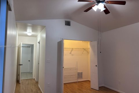 Casa en alquiler en Miami, Florida, 4 dormitorios, 155.61 m2 № 1964760 - foto 21