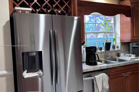 Casa en alquiler en Miami, Florida, 4 dormitorios, 155.61 m2 № 1964760 - foto 11