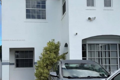 Casa en alquiler en Miami, Florida, 4 dormitorios, 155.61 m2 № 1964760 - foto 2