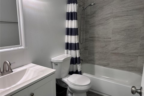 Casa en alquiler en Miami, Florida, 4 dormitorios, 155.61 m2 № 1964760 - foto 20