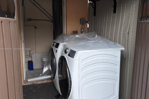 Casa en alquiler en Miami, Florida, 4 dormitorios, 155.61 m2 № 1964760 - foto 25