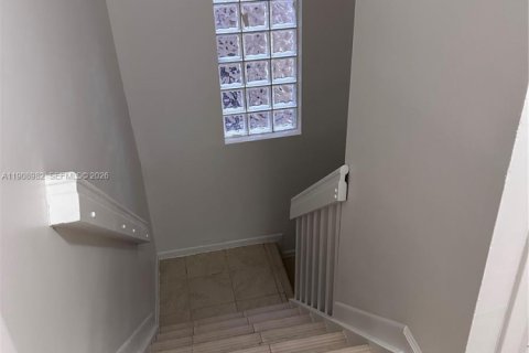 Casa en alquiler en Miami, Florida, 4 dormitorios, 155.61 m2 № 1964760 - foto 23