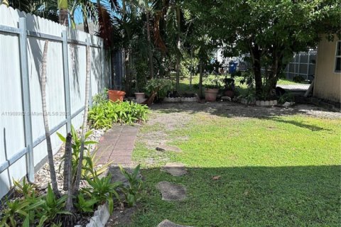 Casa en alquiler en Miami, Florida, 4 dormitorios, 155.61 m2 № 1964760 - foto 17