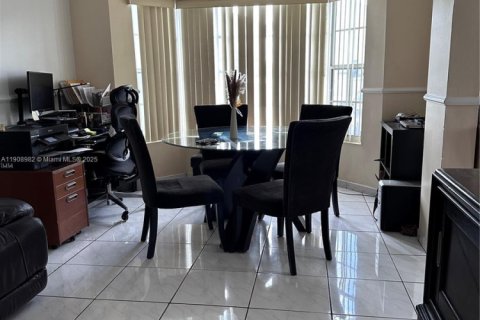 Casa en alquiler en Miami, Florida, 4 dormitorios, 155.61 m2 № 1964760 - foto 5