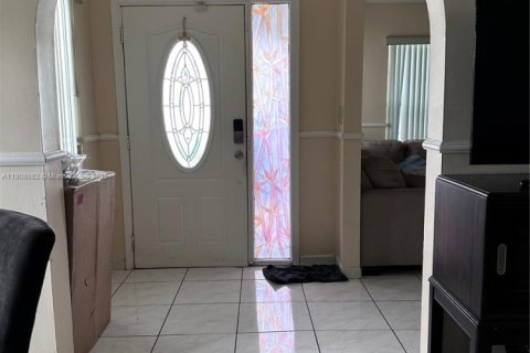 Casa en alquiler en Miami, Florida, 4 dormitorios, 155.61 m2 № 1964760 - foto 4