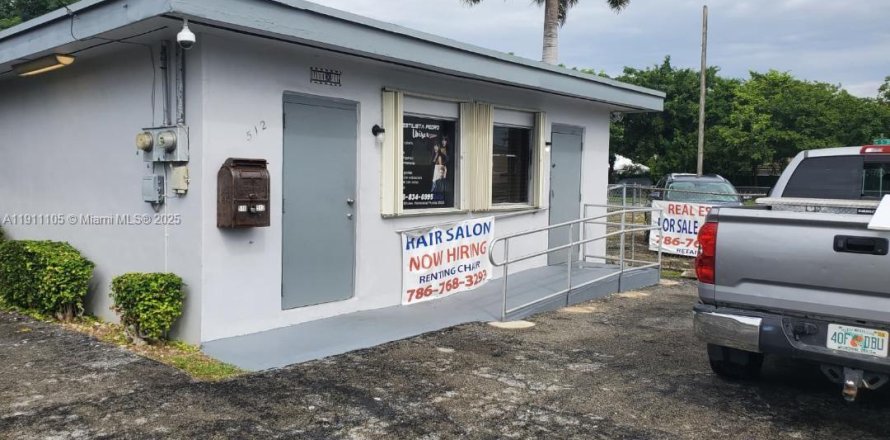 Commercial property in Homestead, Florida № 2082261