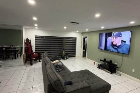 House in Miramar, Florida 3 bedrooms, 156.82 sq.m. № 1857192 - photo 5