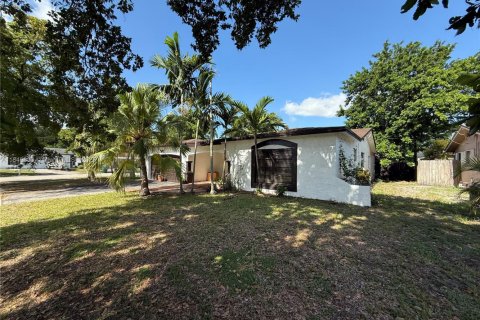 House in Miramar, Florida 3 bedrooms, 156.82 sq.m. № 1857192 - photo 4