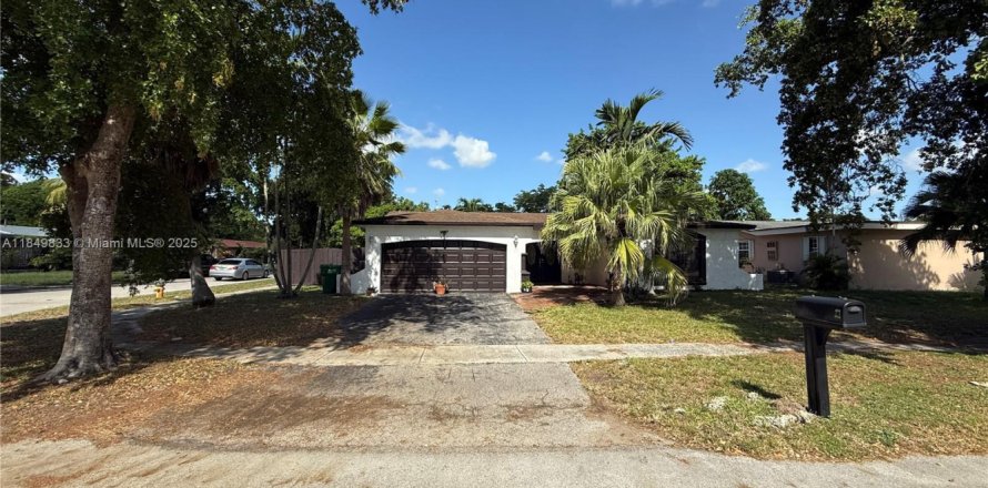 House in Miramar, Florida 3 bedrooms, 156.82 sq.m. № 1857192