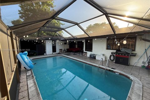 House in Miramar, Florida 3 bedrooms, 156.82 sq.m. № 1857192 - photo 3