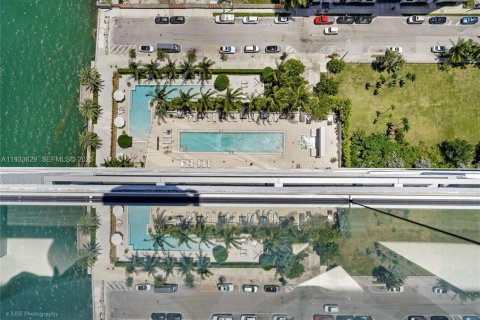 Condo in Miami, Florida, 1 bedroom  № 1992176 - photo 16