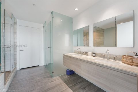 Condo in Miami, Florida, 1 bedroom  № 1992176 - photo 14