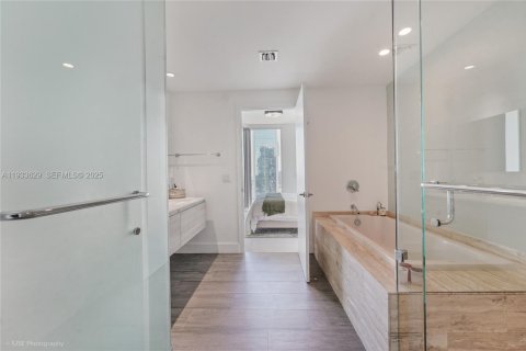 Condo in Miami, Florida, 1 bedroom  № 1992176 - photo 15