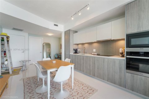 Condo in Miami, Florida, 1 bedroom  № 1992176 - photo 5