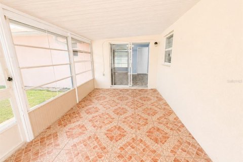 House in Kissimmee, Florida 4 bedrooms, 193.98 sq.m. № 2320853 - photo 15