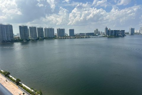 Condominio en venta en Sunny Isles Beach, Florida, 2 dormitorios, 118.45 m2 № 1893561 - foto 4