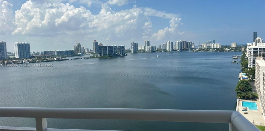 Condominio en Sunny Isles Beach, Florida, 2 dormitorios  № 1893561