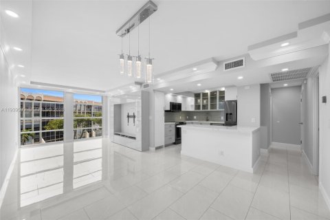 Copropriété à vendre à Hallandale Beach, Floride: 2 chambres, 85.84 m2 № 1997566 - photo 2