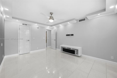 Copropriété à vendre à Hallandale Beach, Floride: 2 chambres, 85.84 m2 № 1997566 - photo 18