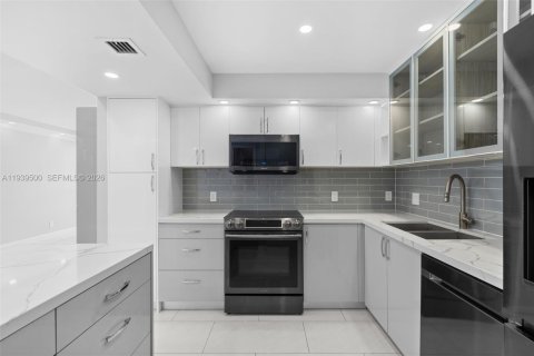 Copropriété à vendre à Hallandale Beach, Floride: 2 chambres, 85.84 m2 № 1997566 - photo 9