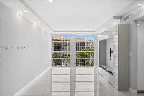 Copropriété à vendre à Hallandale Beach, Floride: 2 chambres, 85.84 m2 № 1997566 - photo 4