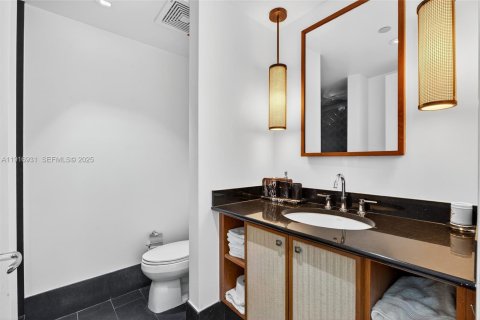 Condo in Miami Beach, Florida, 2 bedrooms  № 2061503 - photo 16