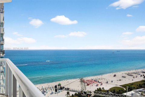 Condo in Miami Beach, Florida, 2 bedrooms  № 2061503 - photo 12