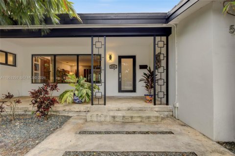 Casa en venta en Miami, Florida, 4 dormitorios, 201.69 m2 № 2008124 - foto 5