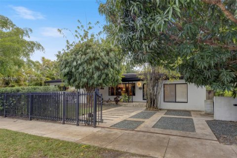 Casa en venta en Miami, Florida, 4 dormitorios, 201.69 m2 № 2008124 - foto 2