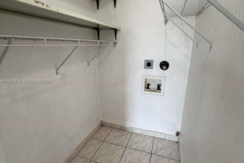 Copropriété à louer à Miami, Floride: 2 chambres, 72.65 m2 № 2023856 - photo 2