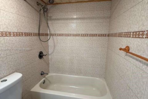 Copropriété à louer à Miami, Floride: 2 chambres, 72.65 m2 № 2023856 - photo 4