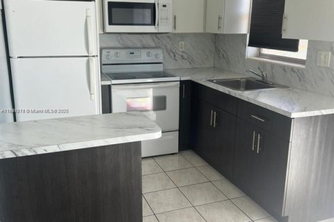 Condo in Miami, Florida, 2 bedrooms  № 1847706 - photo 1