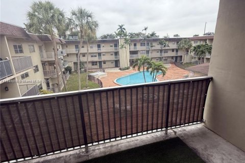Condo in Miami, Florida, 2 bedrooms  № 1847706 - photo 9