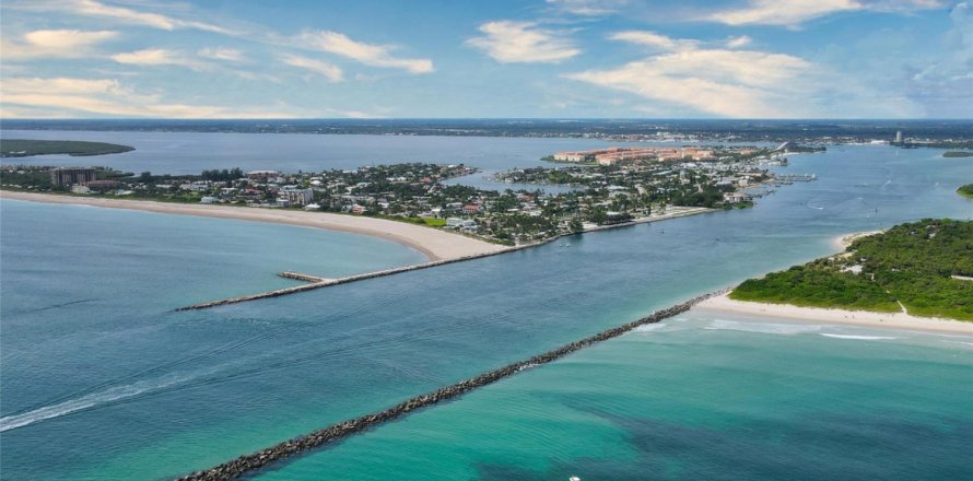 Condominio en Hutchinson Island South, Florida, 3 dormitorios № 1093039