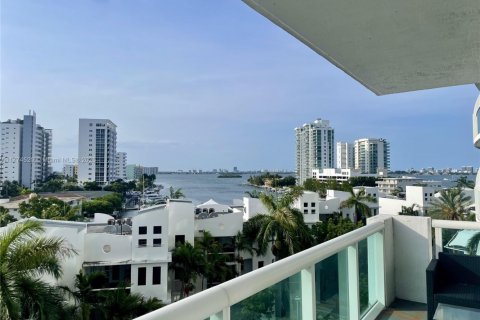 Condo in North Bay Village, Florida, 2 bedrooms  № 1726823 - photo 12
