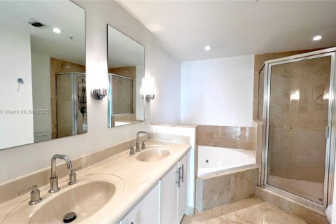 Condo in North Bay Village, Florida, 2 bedrooms  № 1726823 - photo 6