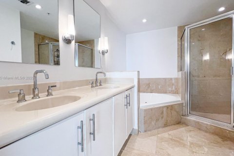 Condo in North Bay Village, Florida, 2 bedrooms  № 1726823 - photo 7
