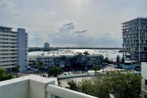 Condo in North Bay Village, Florida, 2 bedrooms  № 1726823 - photo 10